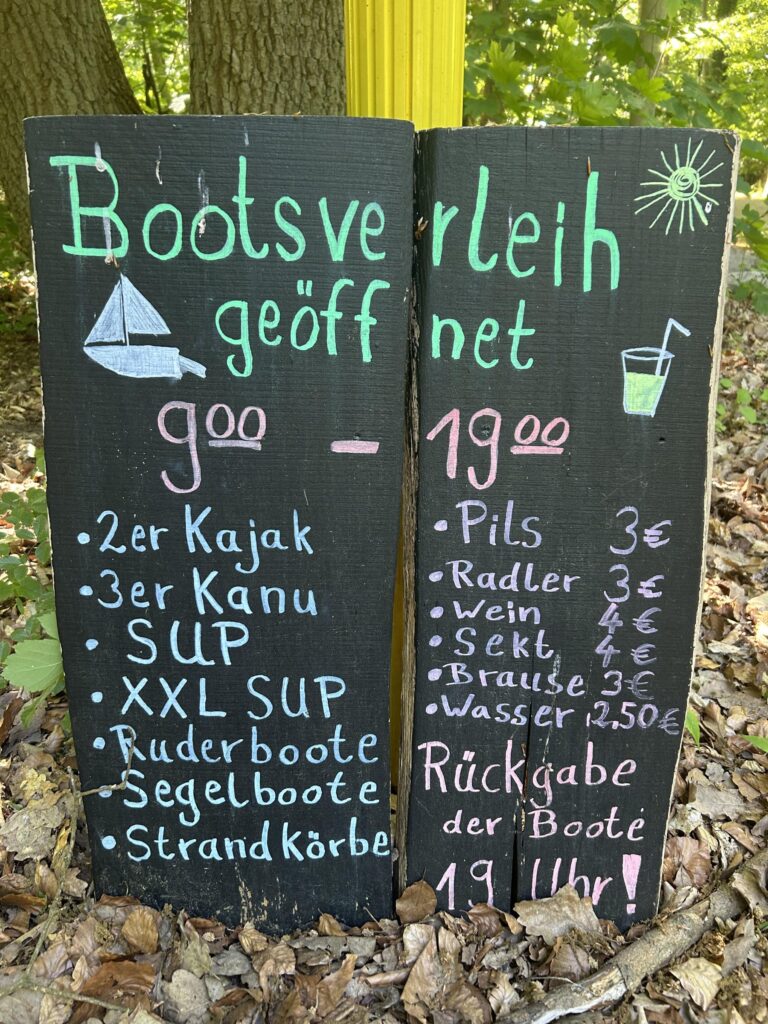 Tafel des Bootsverleihs am Stechlinsee