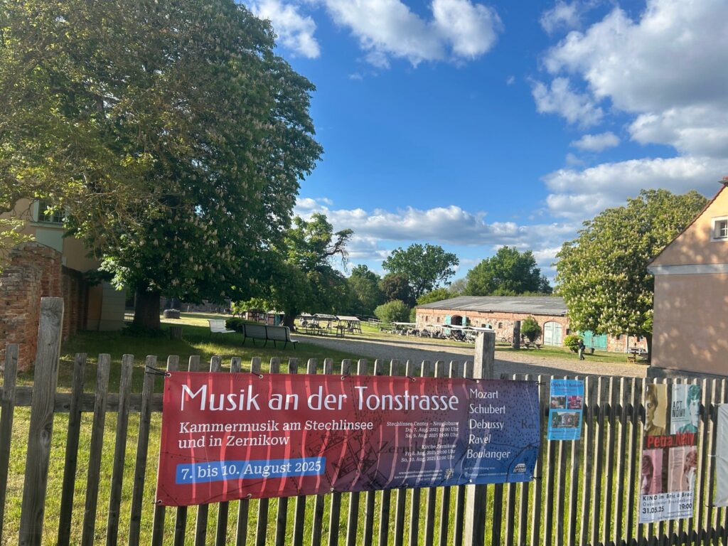 Gut Zernikow mit Festivalbanner am Zaun