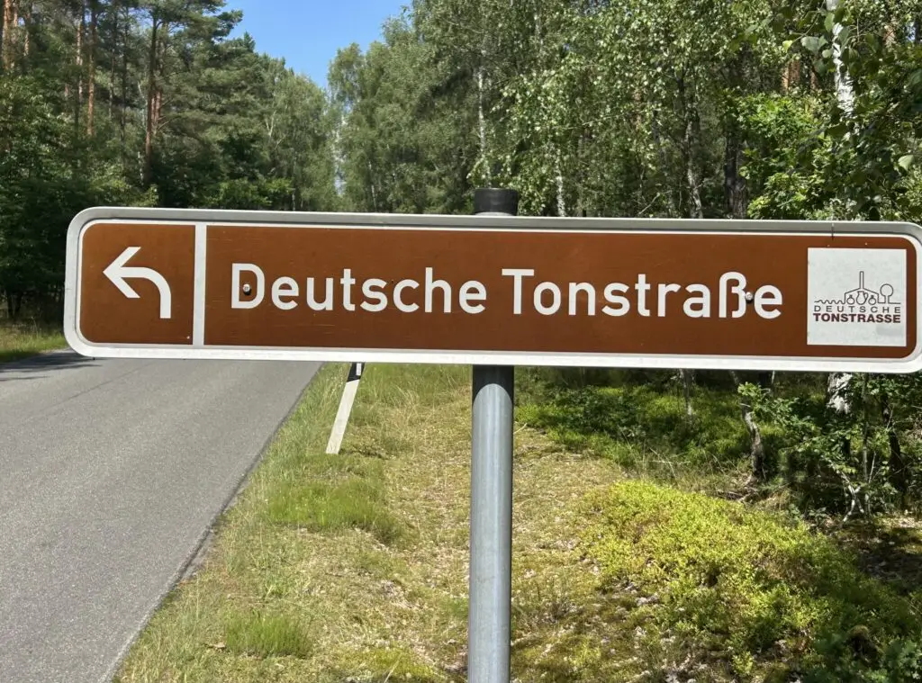 Wegweiser Deutsche Tonstraße an einer Landstraße im Wald